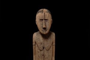 Guinea. Lago Sentani. Area orientale. Villaggio di Asei, Fine del XIX secolo, Legno e pigmenti, 122×22,5×23 cm © Lugano, MUSEC-Collezione Brignoni