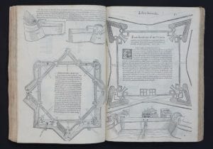 Lotto 2993 MAGGI G; CASTRIOTTO G. Della fortificatione delle città libri tre. Venezia: Borgominiero, 1564. In-folio; 4, 140 cc., 150 xilografie nel testo. Legatura coeva in piena pergamena. Prima edizione in discrete condizioni di questo bel trattato di fortificazione scritto da Girolamo Maggi (Anghiari c. 1523-Costantinopoli 1572) umanista e architetto. Il primo libro è dedicato all'urbanistica, il secondo alle strutture da difesa in generale mentre il terzo è totalmente dedicato alle fortezze "da mar", le fortificazioni marine e insulari di cui si serviva la Serenissima per controllare il Mediterraneo Orientale. Stima € 700-1.000