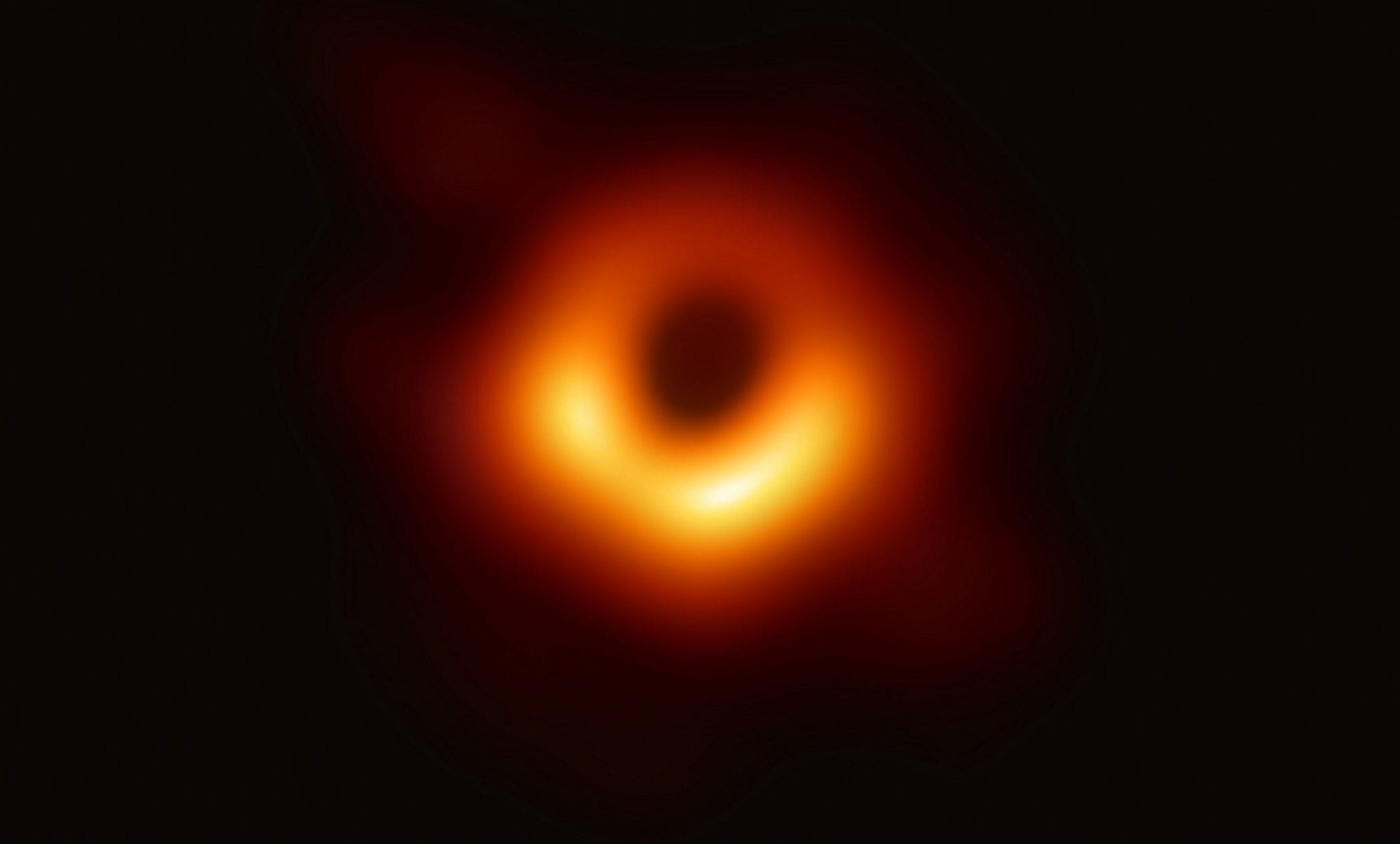Momento storico: ecco le prime immagini mai ottenute di un buco nero
