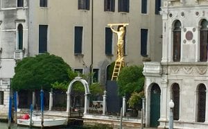 L'Uomo che misura le nuvole di Jan Fabre a Palazzo Balbi Valier