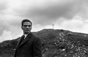 Pier Paolo Pasolini al “monte dei cocci”, Roma, 1960 foto Paolo Di Paolo © Archivio Paolo Di Paolo (foto n.14 courtesy Collezione Fotografia MAXXI)