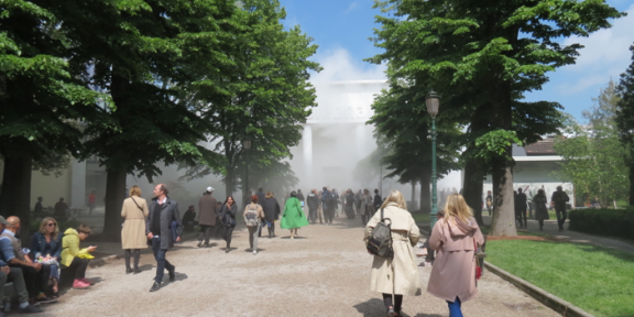 Padiglione delle Esposizioni, Giardini Lara Favaretto, Thinking Head, 2017-2019, 2019 Impianto fog scenografico: acqua pura, ugelli ultrasottili, tubi fog, centraline di pompaggio, comando remoto