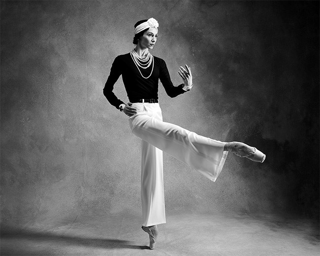 Svetlana Zakharova veste la classe di Coco Chanel
