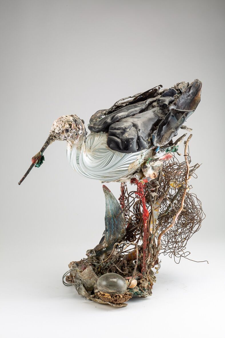 Uccelli di vetro in voliere fantastiche: le sculture di Tino Zuccheri in mostra a Milano