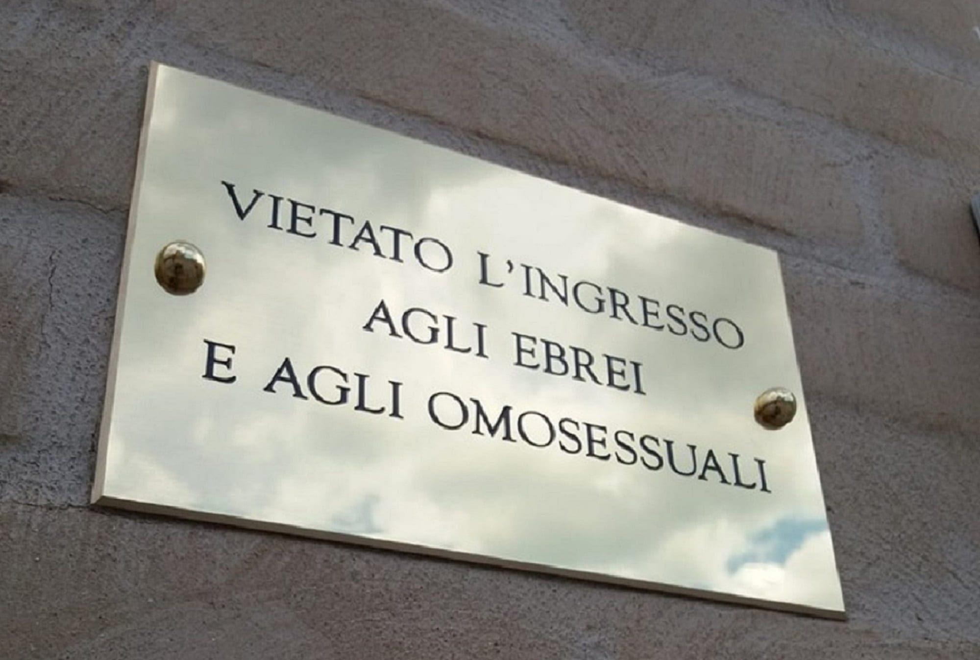“Vietato l’ingresso agli ebrei e agli omosessuali”. Imbrattata l’opera-targa di Ruth Beraha a Livorno