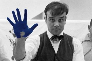 Ritratto di Yves Klein durante le riprese del film "The Heartbeat of France" di Peter Morley, 1961. Fotografia e © di Charles Wilp/BPK, Berlino. Courtesy Studio Charles Wilp, Düsseldorf e Archivio Yves Klein.