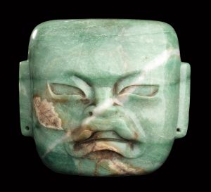 2. MASCHERA IN GIADA VERDE Stile Olmeco 21 cm Collezione Giovanni Testori Lotto 243 € 3.000/4.000