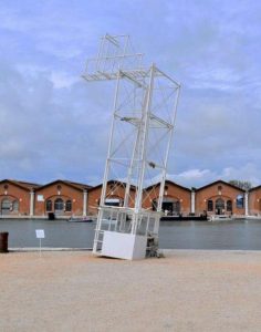 Ludovica Carbotta, Monowe (The terminal outpost), 2017 installazione, torre di avvistamento girata sottosopra, materiali vari