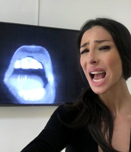 #SELFIEADARTE “Singing the blues” Not I - di Samuel Beckett, regia di Anthony Page e Samuel Beckett (Billy Whitelaw nella parte di Bocca) bbc2, 17 aprile 1973-77 #IlCorpoDellaVoce @PalazzoDelleEsposizioni #Roma @CleliaPatella