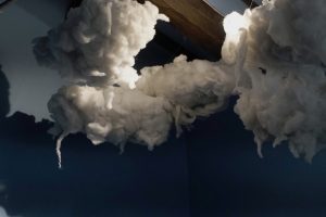 Che sei nei cieli, Aischa Gianna Muller a Casa Sponge, installazione camera blu