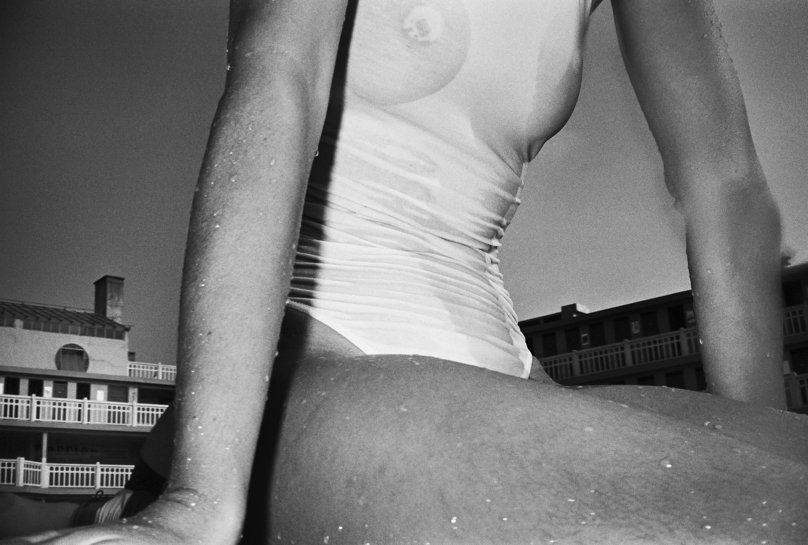 La piscina è vita! Gil Rigoulet, uno “sguardo libero come l’acqua”, all’Acquario Civico di Milano