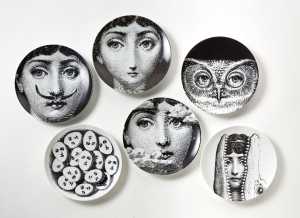 FORNASETTI Sei piatti della serie "Tema e variazioni". Milano, Riedizione degli anni '90/2000. Porcellana serigrafata in nero. Marcati al retro "TEMA E VARIAZIONI FORNASETTI MILANO MADE IN ITALY" e numerati. Un esemplare in edizione speciale per L'Eclaireur. In scatole originali. (d cm 26) In asta: 20 Giugno 2019 ore 15:30 Valutazione 550 - 600€