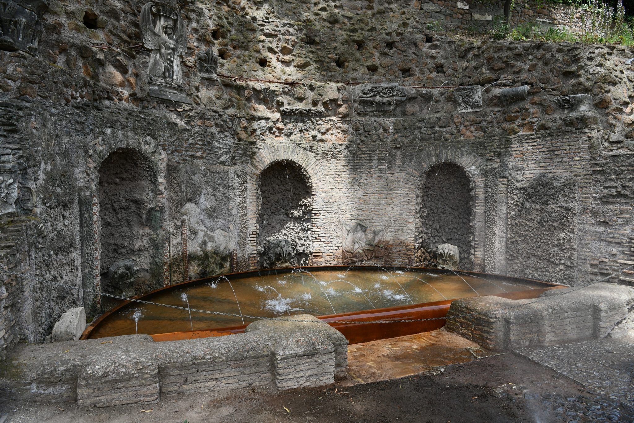 Roma, dopo 300 anni rivive il Ninfeo degli specchi, nel giardino segreto dei Farnese