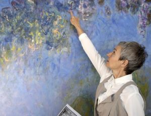 Ruth Hoppe, conservatore del Gemeentemuseum a L’Aia di fronte a uno dei Glicini di Monet