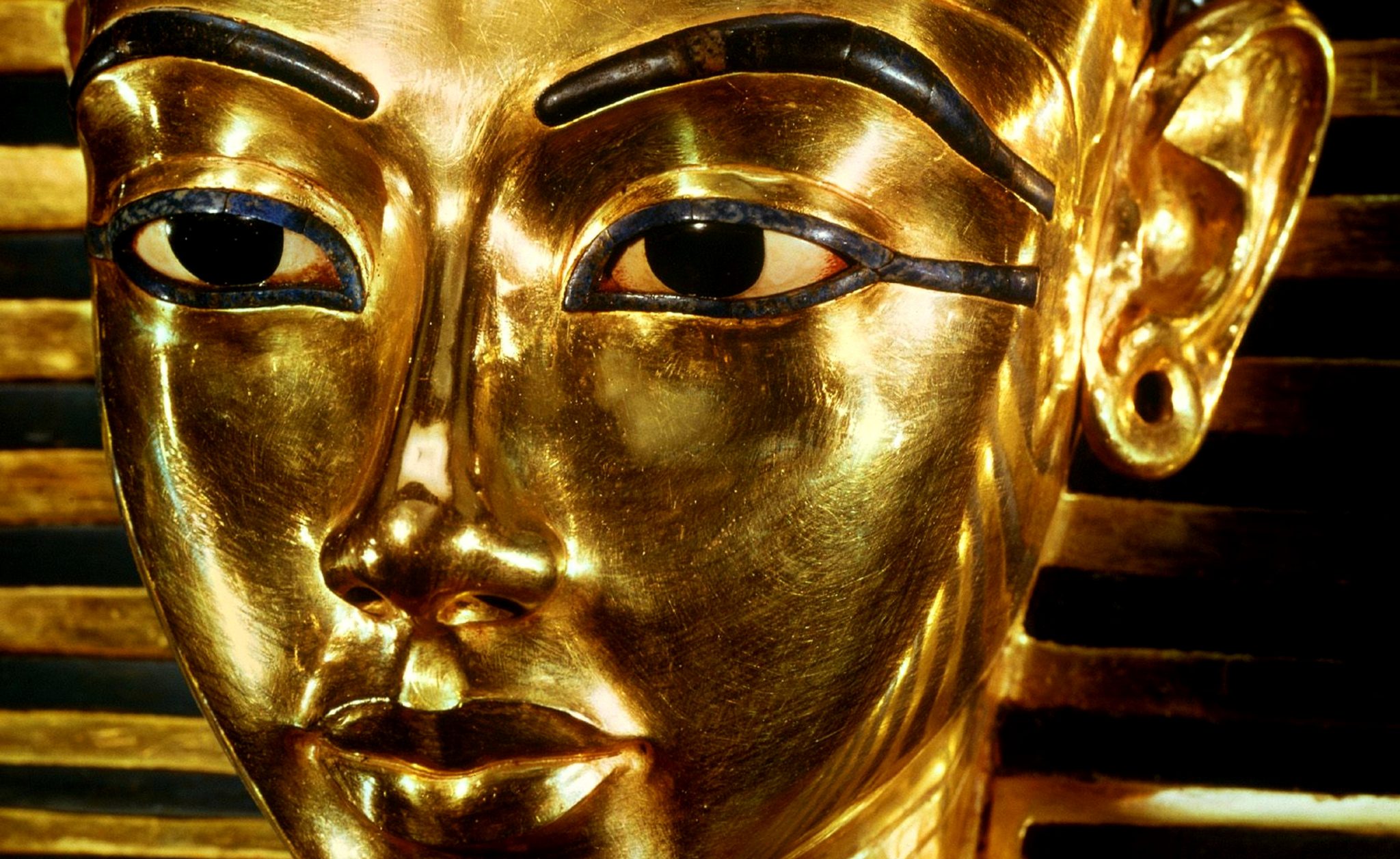 Nuova luce su Tutankhamon. L’Egitto avvia il restauro del celebre sarcofago dorato del faraone