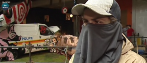 Uomo mascherato che potrebbe essere Banksy
