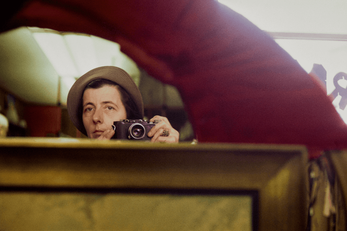 Vivian Maier, The Self-portrait and its Double_Magazzino delle Idee, Trieste, mostra realizzata da ERPAC Untitled, Chicago, IL, 1974_Paper size: 11x14 inches ©Estate of Vivian Maier, Courtesy of Maloof Collection and Howard Greenberg Gallery, NY