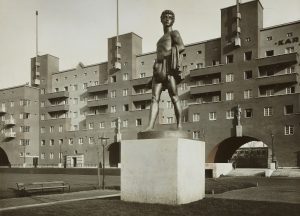 Karl Marx Hof, cortile con la statua del Seminatore, circa 1930. Photo Martin Gerlach jun. © Wien Museum