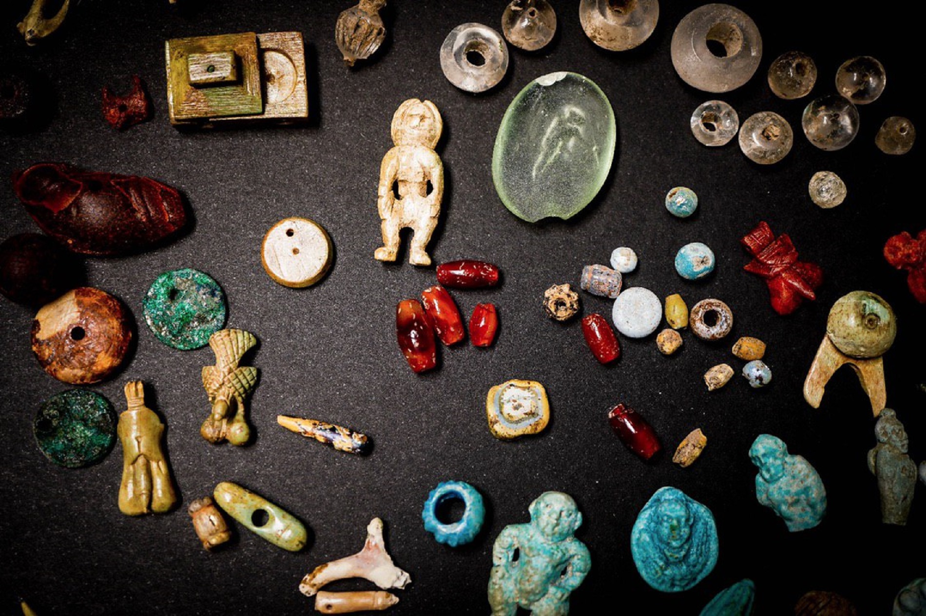 Inesauribile Pompei. Ecco i misteriosi oggetti e preziosi trovati nella “Casa della Fattucchiera”