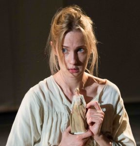 Coltelli nelle Galline di David Harrower, con Eva Riccobono e regia di Andrée Ruth