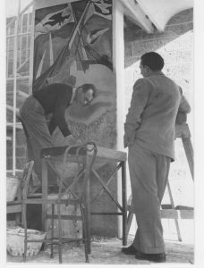 Mario Radice mentre esegue l’affresco Battaglia osservato da Ico Parisi, 1950 Casa Carcano, Maslianico (Como)