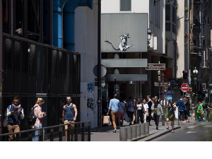 Il Centre Pompidou con il ratto di Banksy