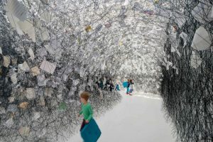 Chiharu Shiota, Letters of Thanks, 2017. Installazione: lettere di ringraziamento, lana nera. Kunsthalle Rostock, Germania. Foto di Thomas Häntzschel (Fotoagentur Nordlicht), Rostock. Copyright VG Bild-Kunst, Bonn, 2019 e l'artista.