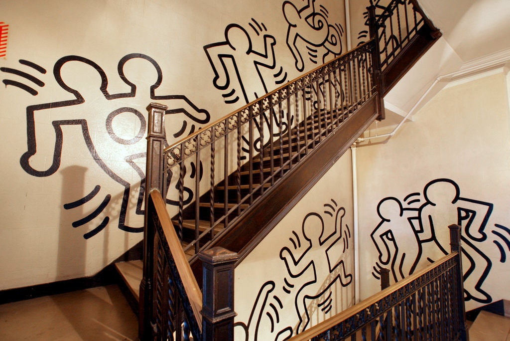 Dipinto, rimosso, venduto: un graffito di Keith Haring in asta da Bonhams