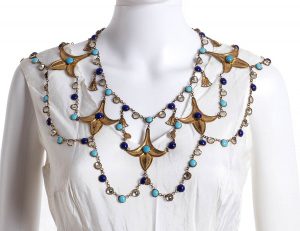 CORBELLA Guarnizione per abito, anni ‘30 Metallo dorato, paste vitree, strass Lotto 178 Stima: € 200/300