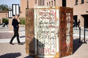 6. Contro l’usura, 2019, acrilico e smalto su porte di recupero, foto di Marta Lavit