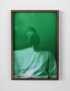 Francesco Gennari Autoritratto su menta (con camicia bianca) , 2019 45 x 31 cm (incorniciato) Stampa a getto di inchiostro su carta 100% cotone su dibond, cornice in legno noce nazionale Courtesy Galleria Zero..., Milano Foto: Francesco Gennari
