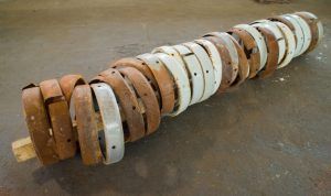 Form with Steel and Wood, Olu Oguibe, 2019. Acciaio, materiale di scarto