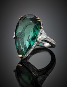 Lotto 368 Anello in oro bianco con smeraldo a goccia taglio a brillante modificato di ct. 20,50 circa affiancato da due diamanti triangolari, diamanti rotondi rifiniscono la montatura e il gambo sagomati, diamanti per complessivi ct. 3,60 circa. Accompagnato da analisi gemmologica GRS n. 2019-107017 del 2/10/2019. Stima € 170.000-200.000