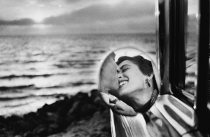 228 * ELLIOTT ERWITT (1928) California Kiss, Santa Monica, 1955 Stampa alla gelatina ai sali d'argento, stampata anni 1980 cm 40,5 x 50,5 (cm 30,5 x 46 immagine) Firmata a penna nera al margine bianco inferiore recto Firmata, titolata e datata a matita al verso Timbro del fotografo al verso STIMA € 4.500 - 5.500