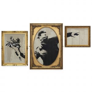 opera di banksy rappresentante un ragazzo che lancia fiori