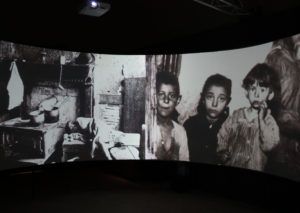 All'interno della proiezione a 270 gradi, situazione migratoria a partire dal 1870, ritratti di persone che hanno lasciato gli appennini e raccontano le loro storie, MES, 2019, Piacenza