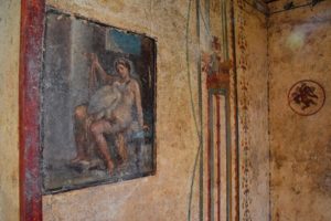 Una parete affrescata della Domus 'Leda e il cigno'
