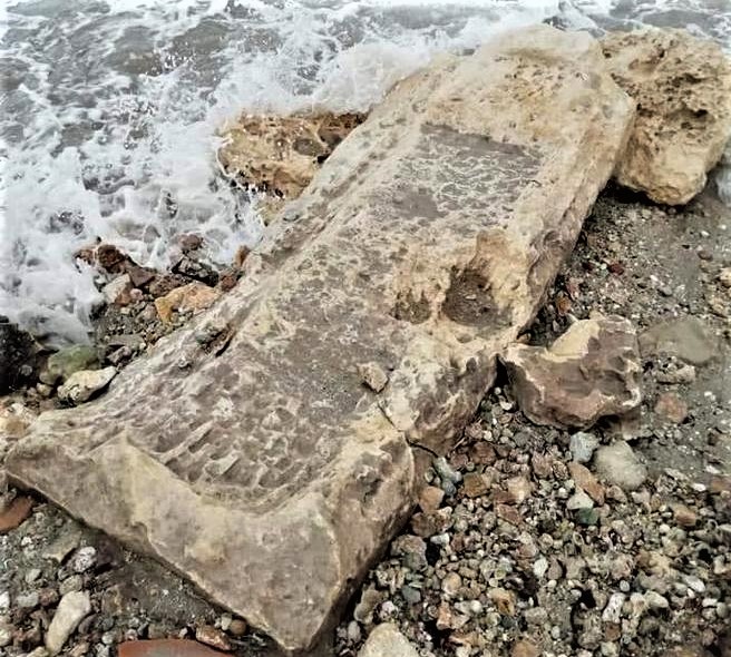 Misteriosa sepoltura emerge dalle acque di Porto Cesareo. La tempesta scoperchia la tomba