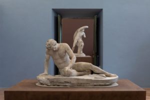Un'antichità moderna. Allestimento mostra con in primo piano il Galata morente