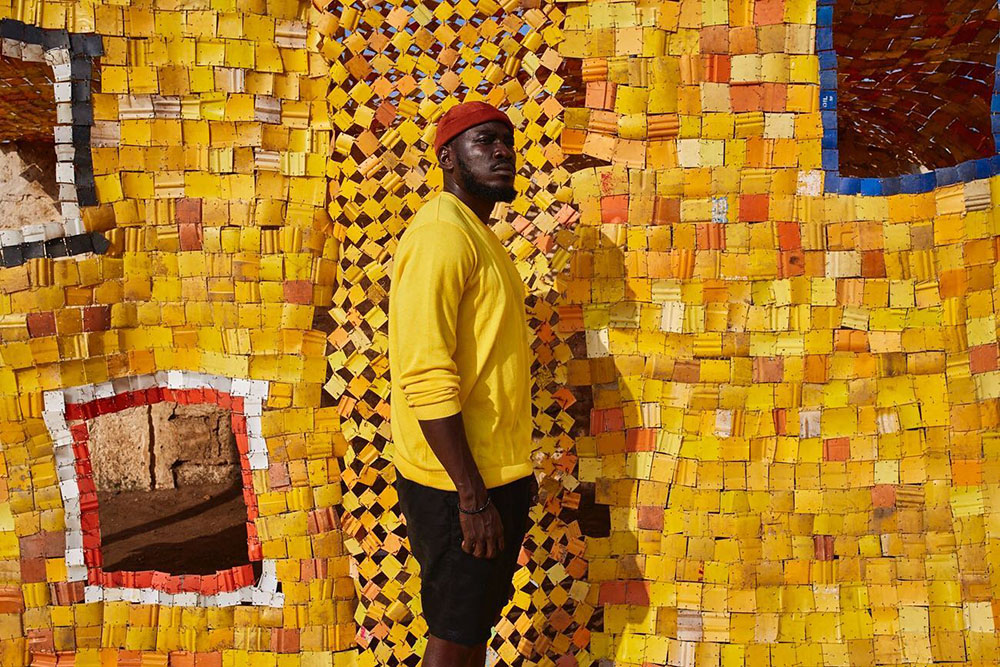 Come dalla plastica nascono storie: Serge Attukwei Clottey racconta il Ghana, a Milano