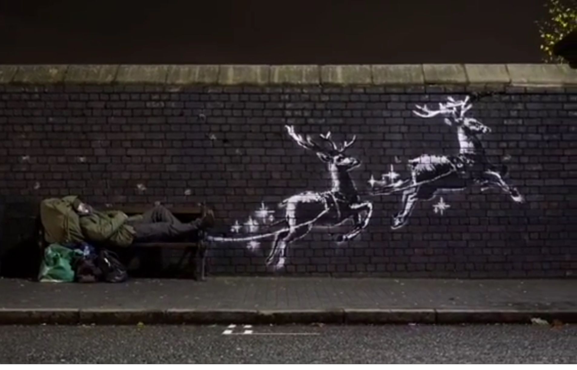 Il senzatetto diventa Babbo Natale: performance di Banksy a Birmingham!