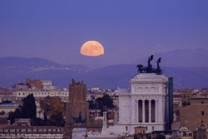 Moonrise alll'Altare della Patria di Roma