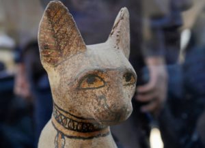 Particolare del volto di una statuetta di gatto in legno dipinto. Fotografia Hayam Adei Reuters