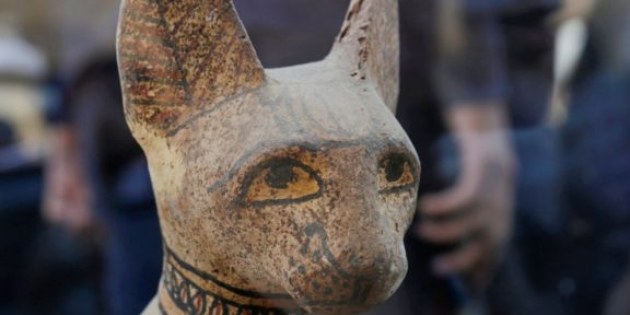 Particolare del volto di una statuetta di gatto in legno dipinto. Fotografia Hayam Adei Reuters