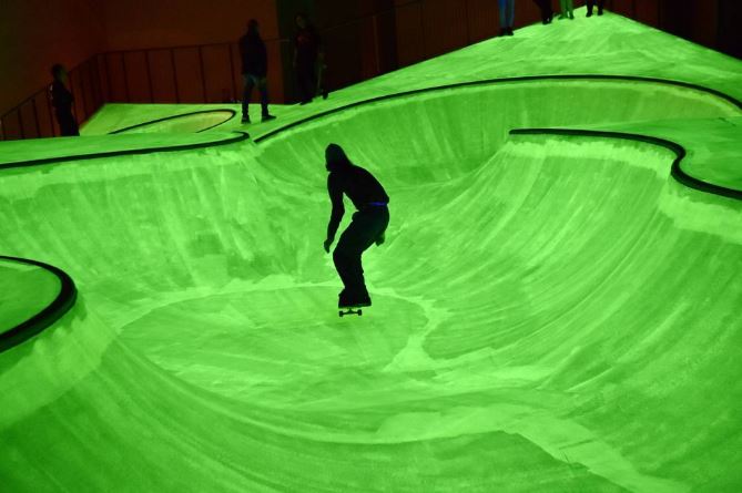 Uno skatepark fosforescente alla Triennale. Il nuovo progetto multisensoriale di Koo Jeong A