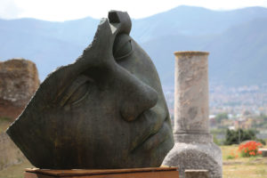 Una scultura di Igor Mitoraj