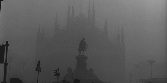 Nebbia in piazza Duomo © Archivio Carlo Orsi