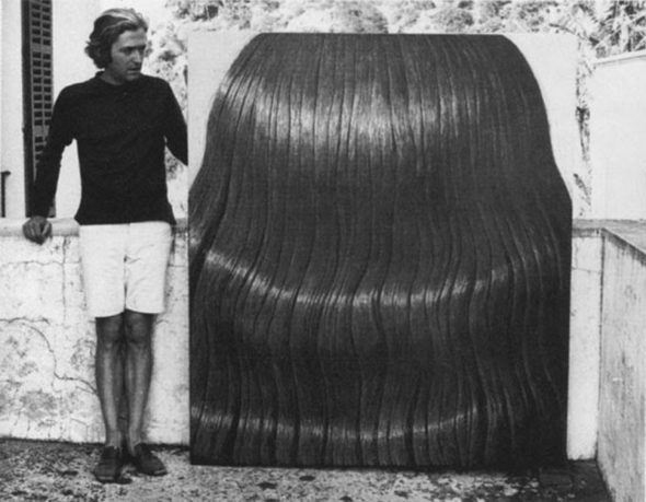Domenico Gnoli accanto all'opera "Black Hair" (1969).