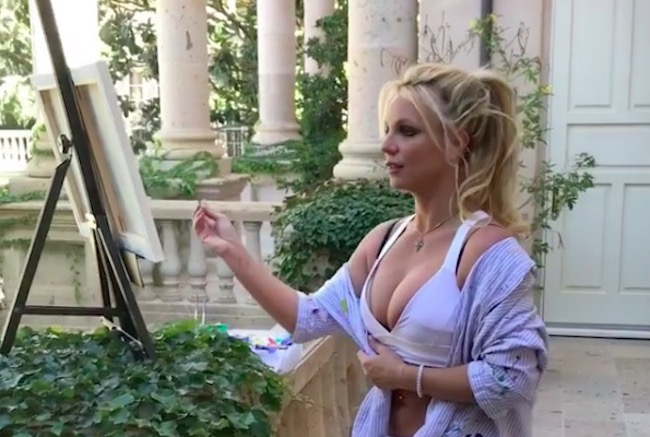 Tutti matti per la mostra di Britney Spears in una galleria francese. Ma la notizia è una bufala
