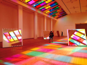 Daniel Buren tessuti luminosi
